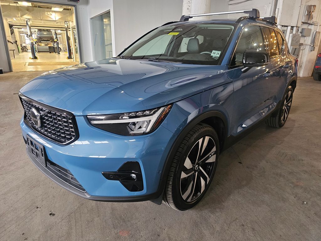 2023 VOLVO XC40