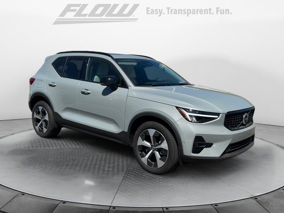 2025 VOLVO XC40