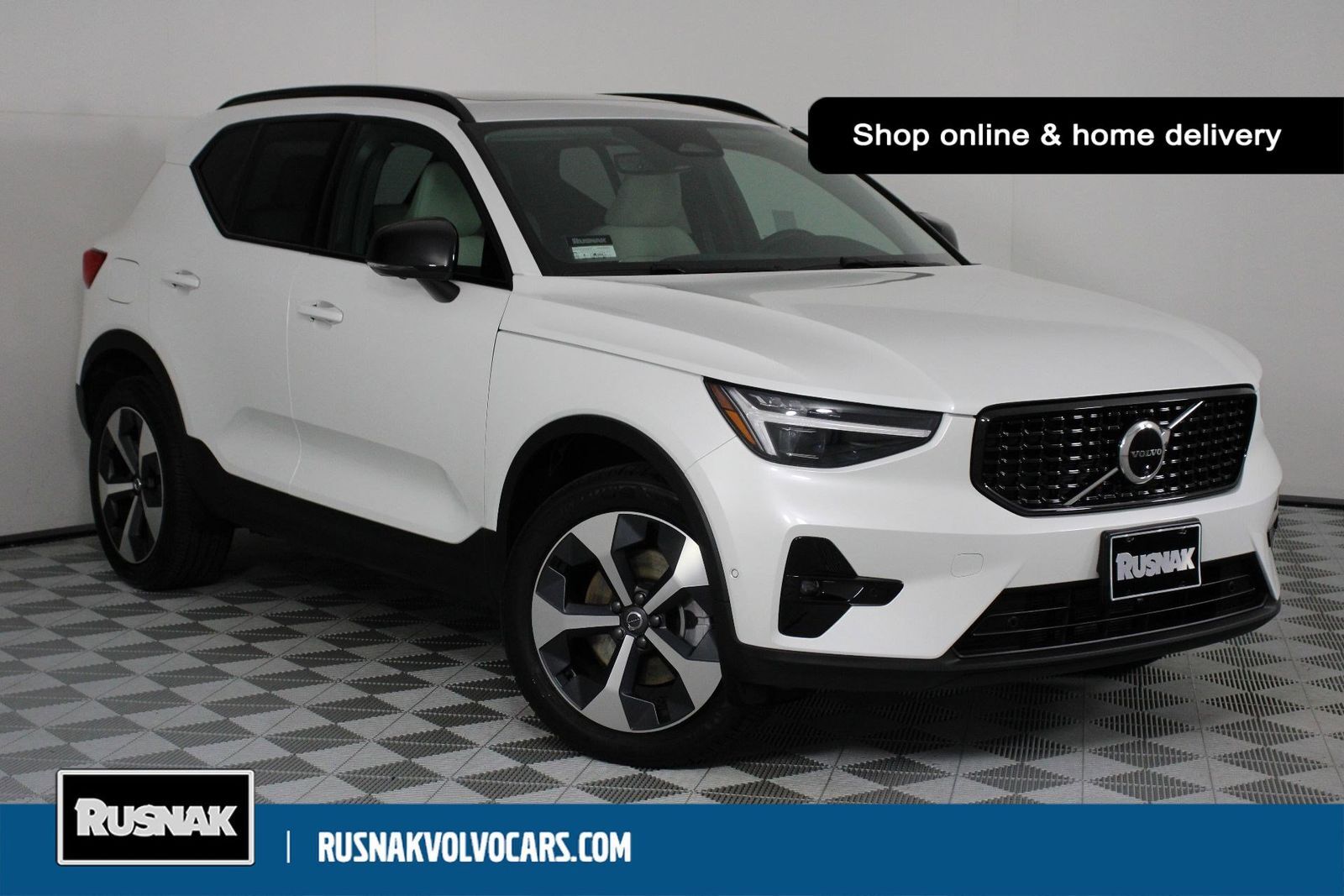 2026 VOLVO XC40