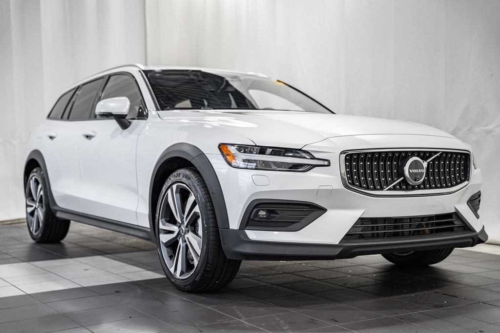 2025 VOLVO V60CC