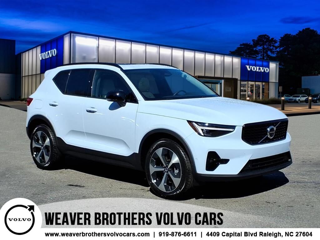 2026 VOLVO XC40