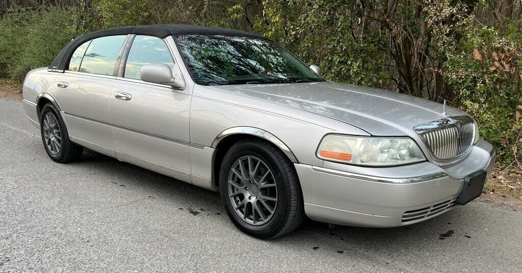 2004 LINCOLN Town Car