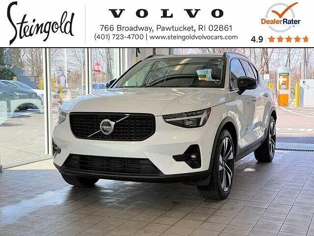 2025 VOLVO XC40