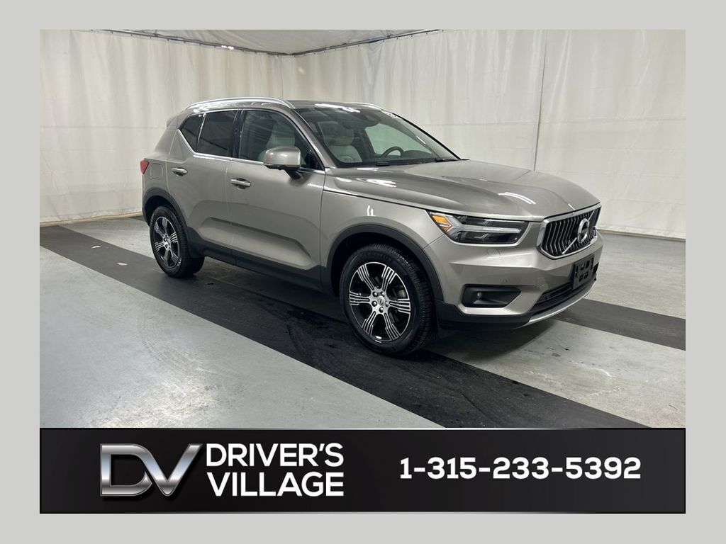 2021 VOLVO XC40