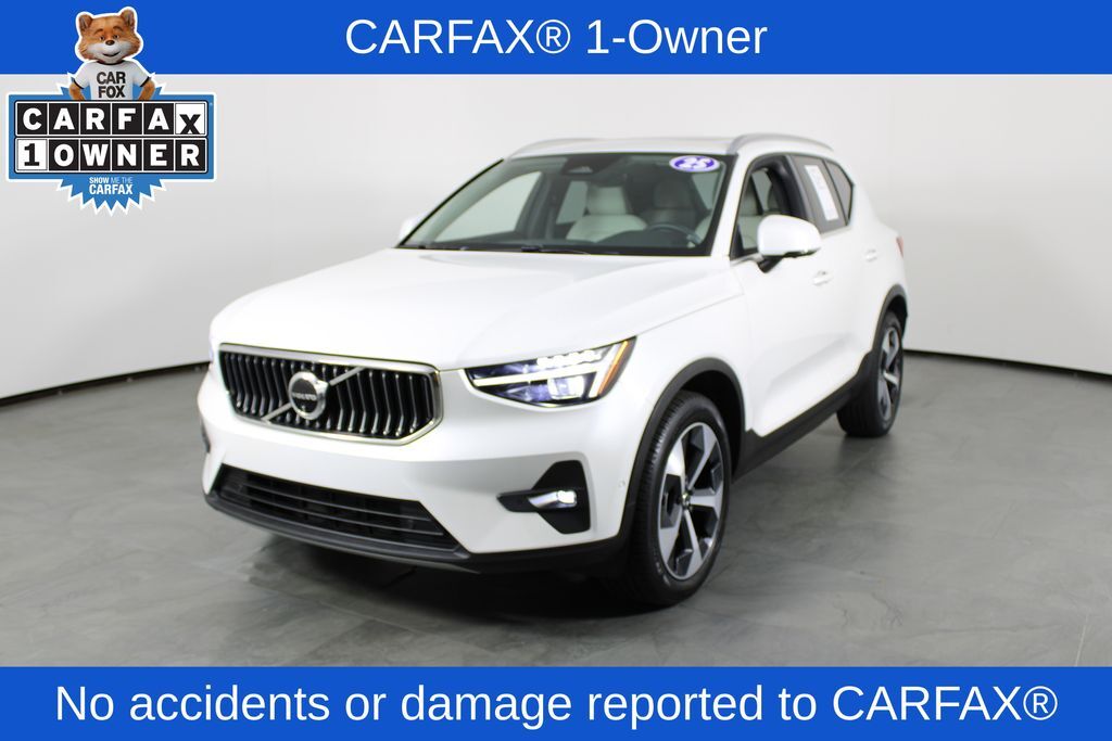 2025 VOLVO XC40