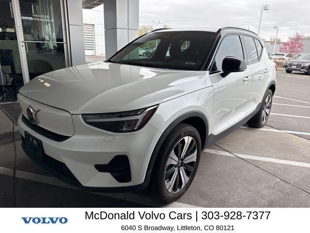 2023 VOLVO XC40
