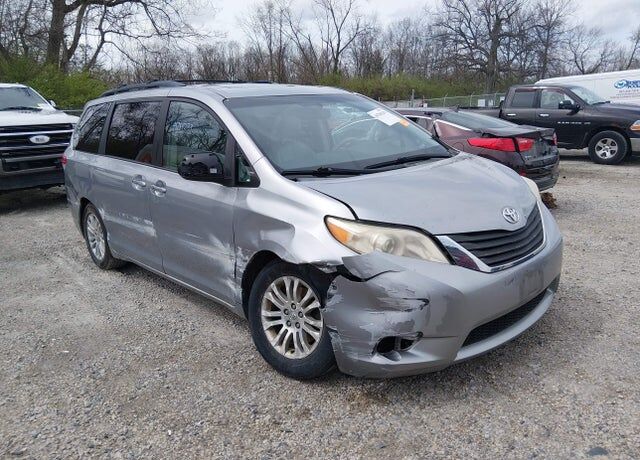 2011 TOYOTA Sienna