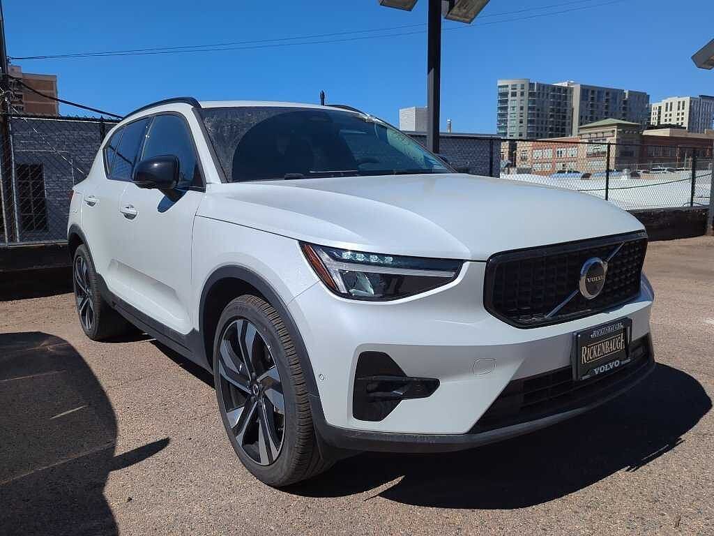 2025 VOLVO XC40