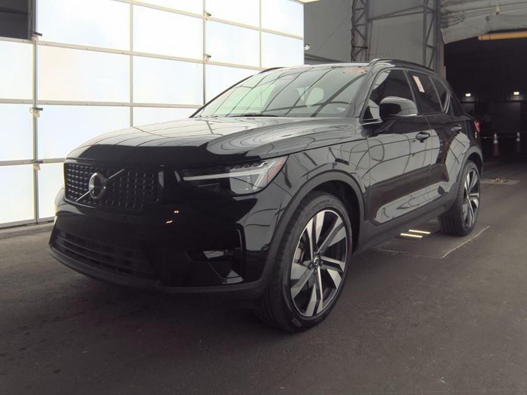 2024 VOLVO XC40