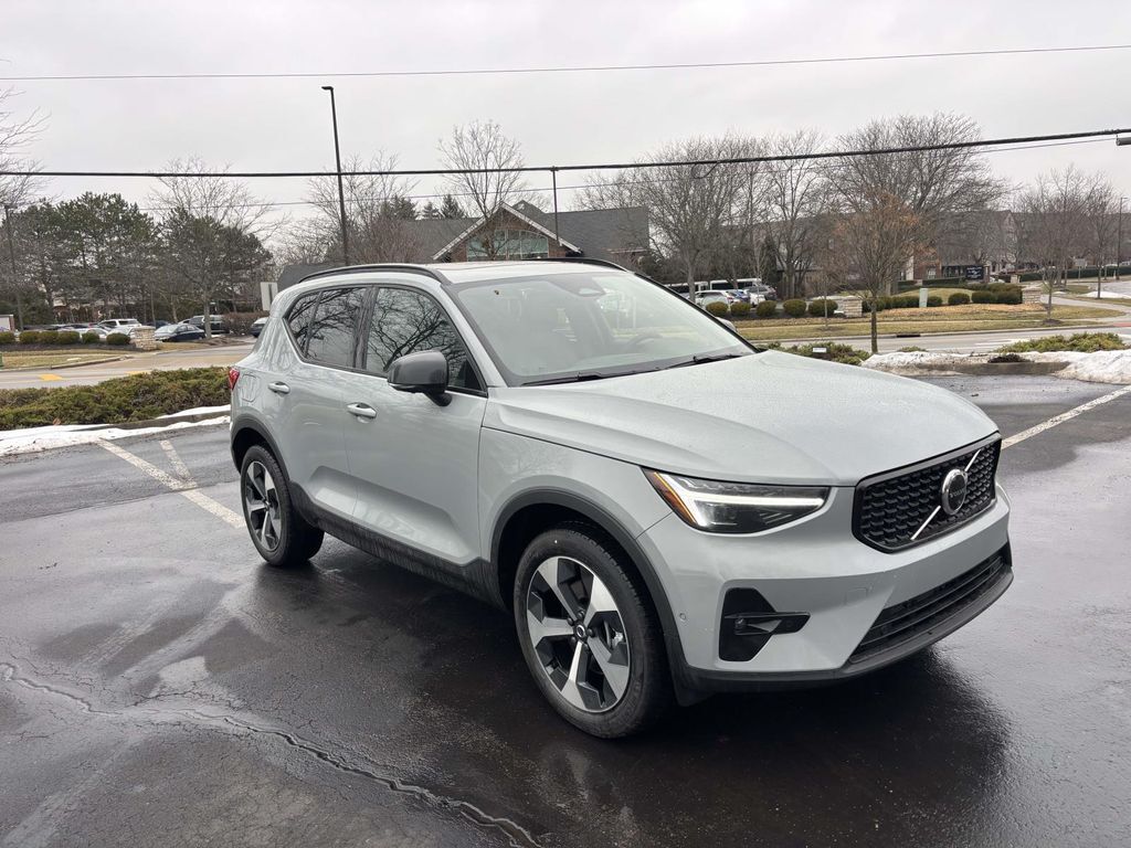 2026 VOLVO XC40