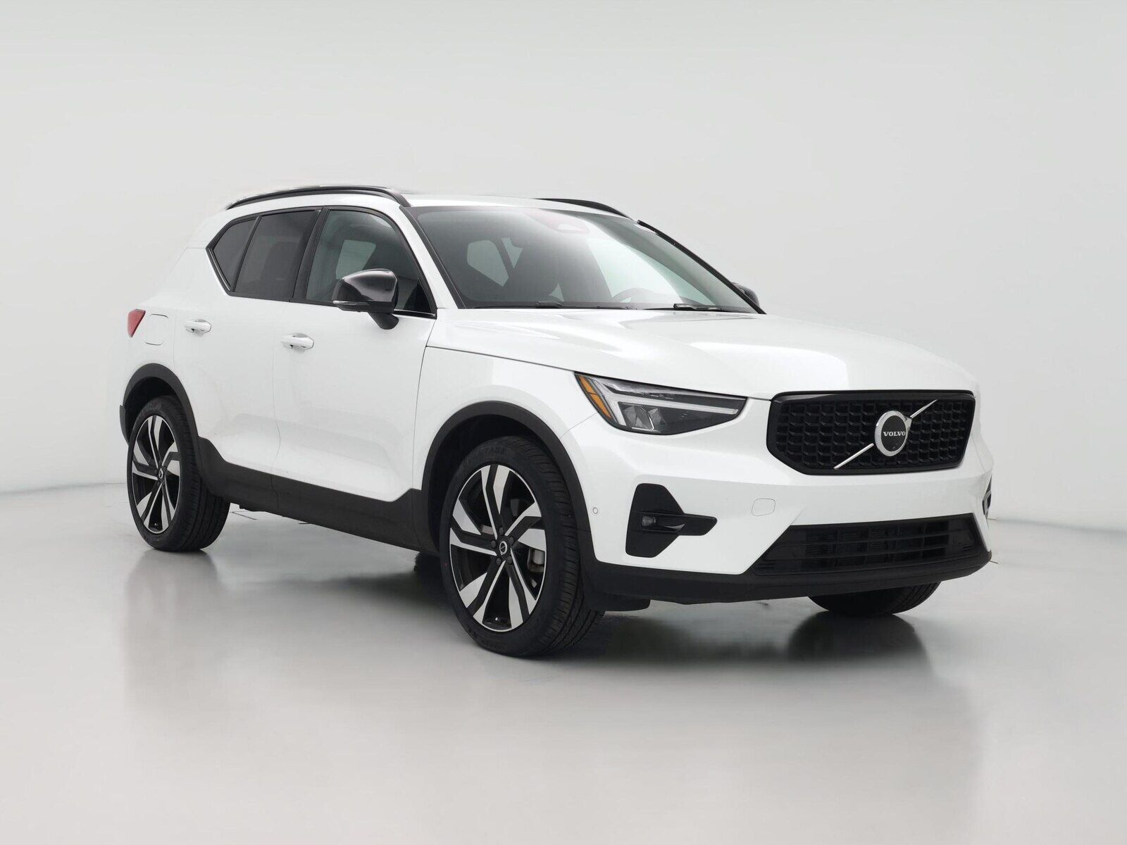 2025 VOLVO XC40