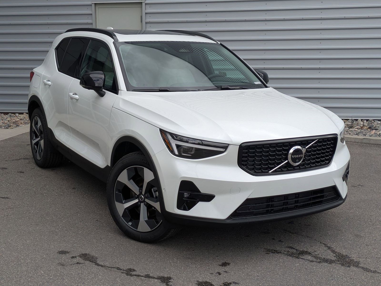2026 VOLVO XC40