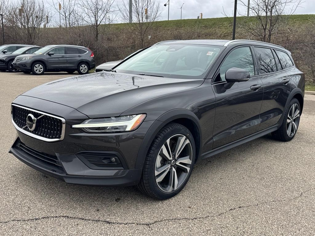 2025 VOLVO V60CC