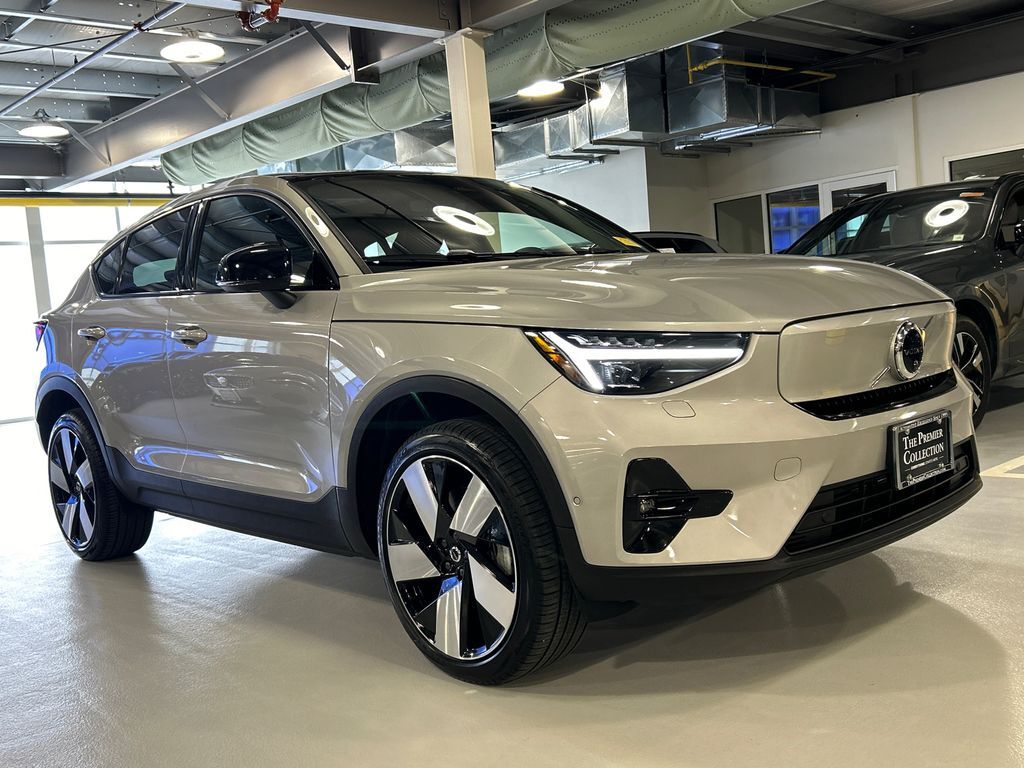 2023 VOLVO C40