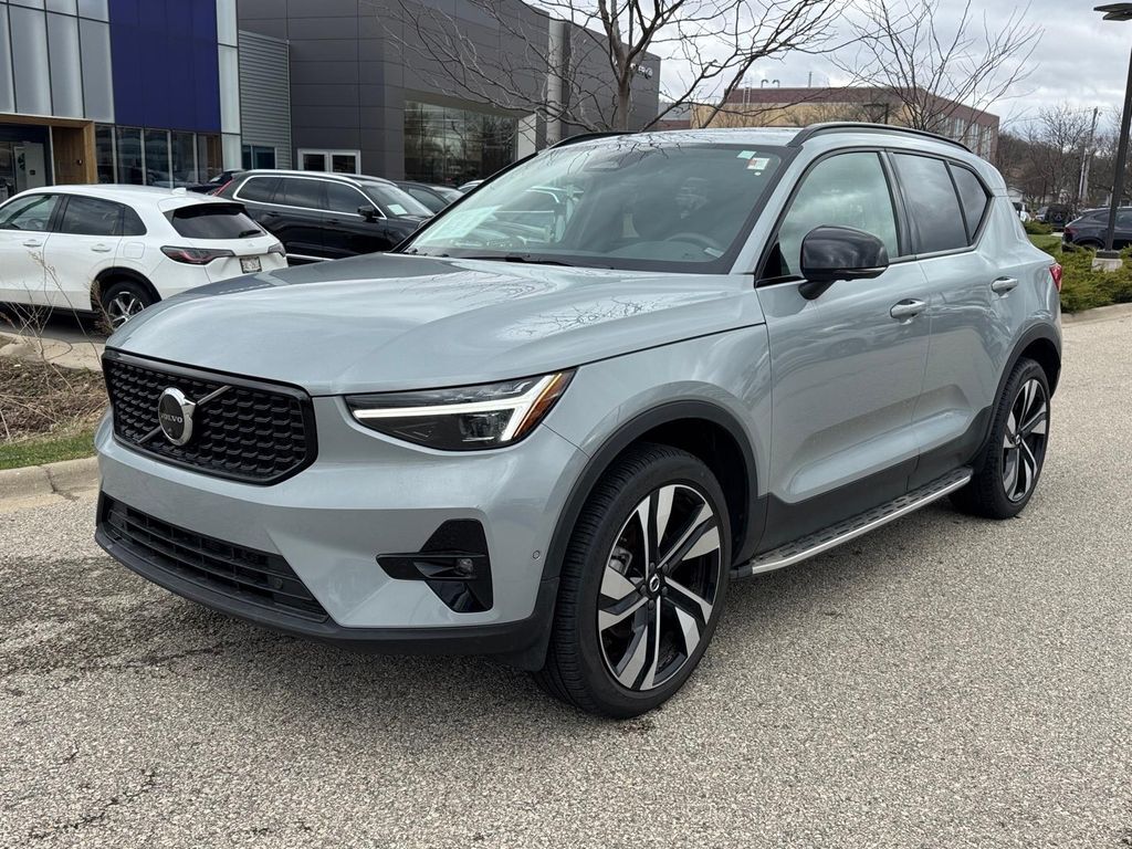 2025 VOLVO XC40
