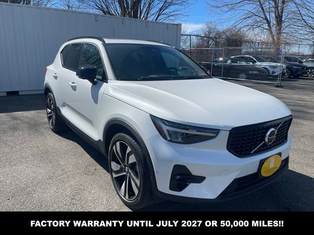 2023 VOLVO XC40