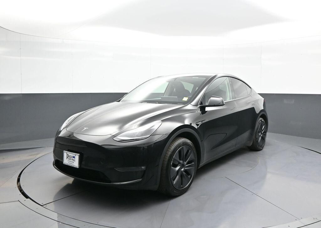 2025 TESLA Model Y