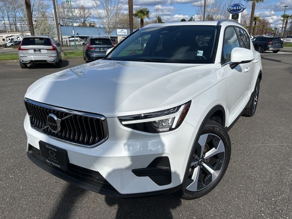 2025 VOLVO XC40