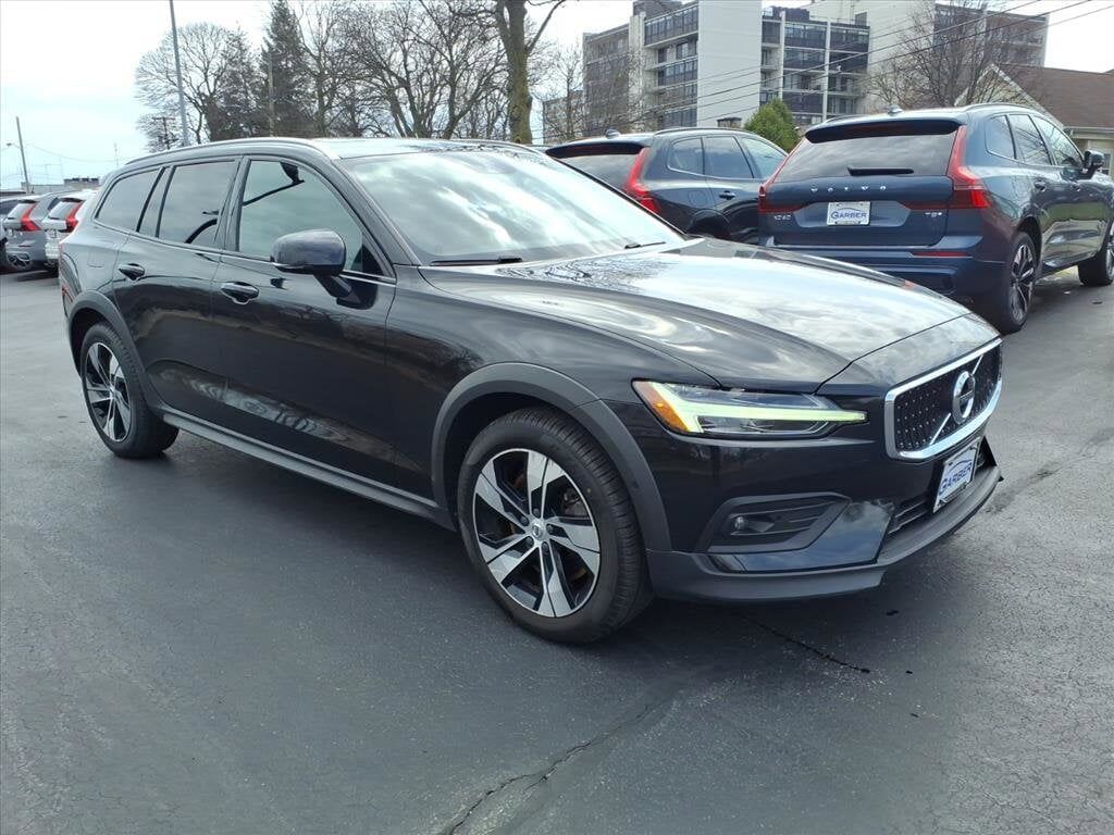 2021 VOLVO V60CC