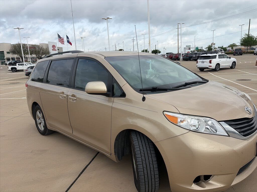 2012 TOYOTA Sienna