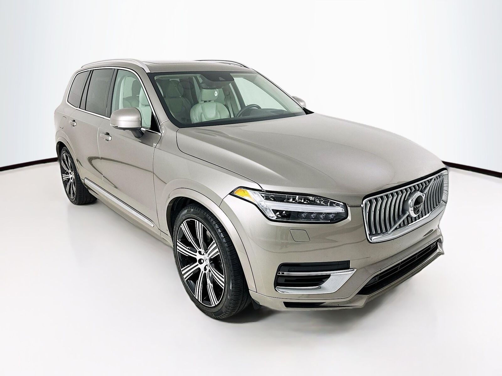2022 VOLVO XC90