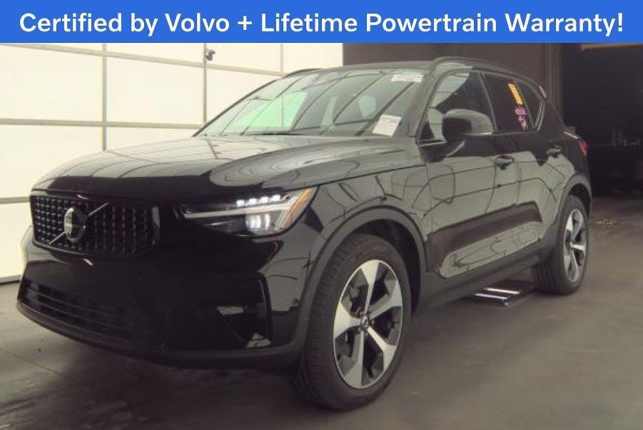 2026 VOLVO XC40
