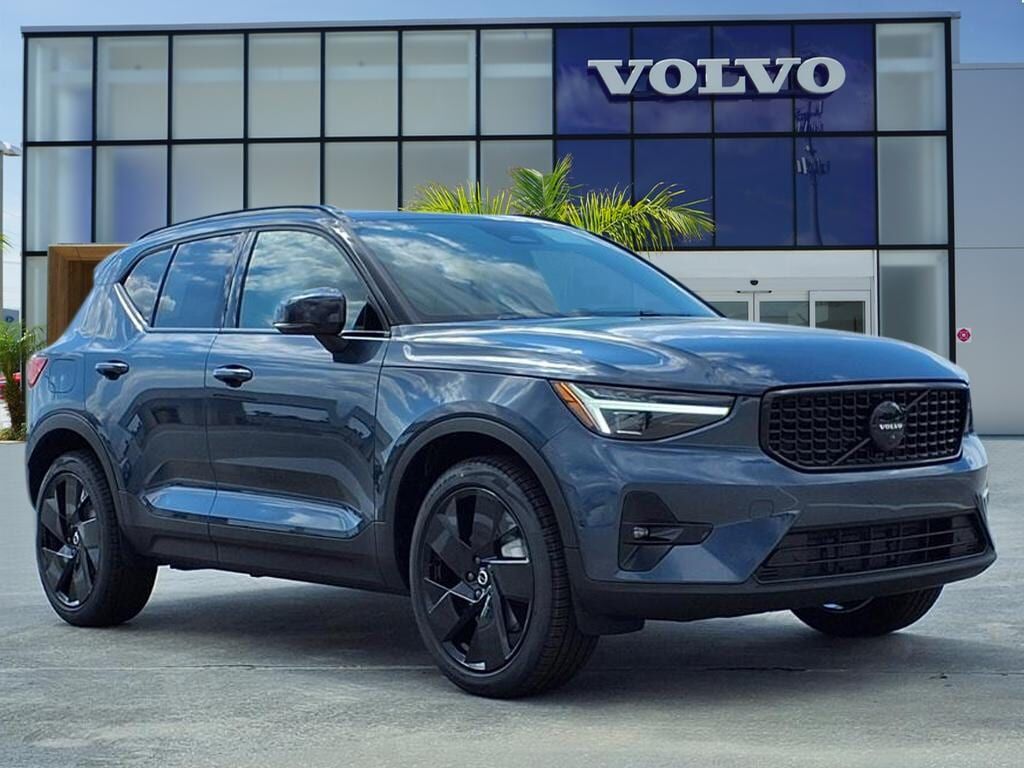 2026 VOLVO XC40