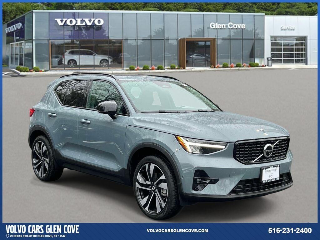 2023 VOLVO XC40