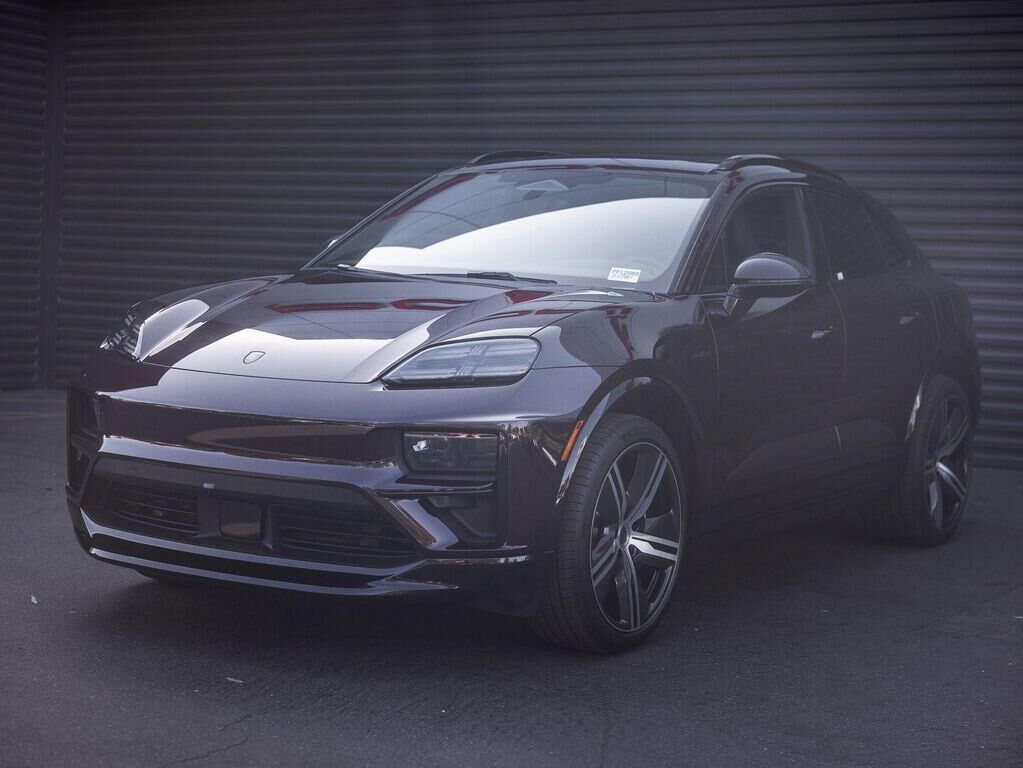 2025 PORSCHE Macan