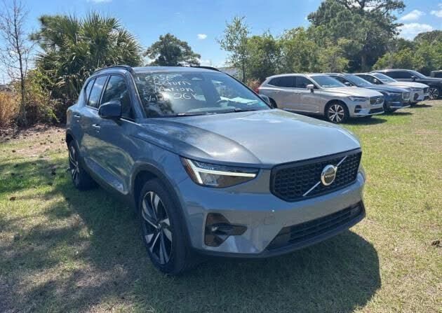 2023 VOLVO XC40