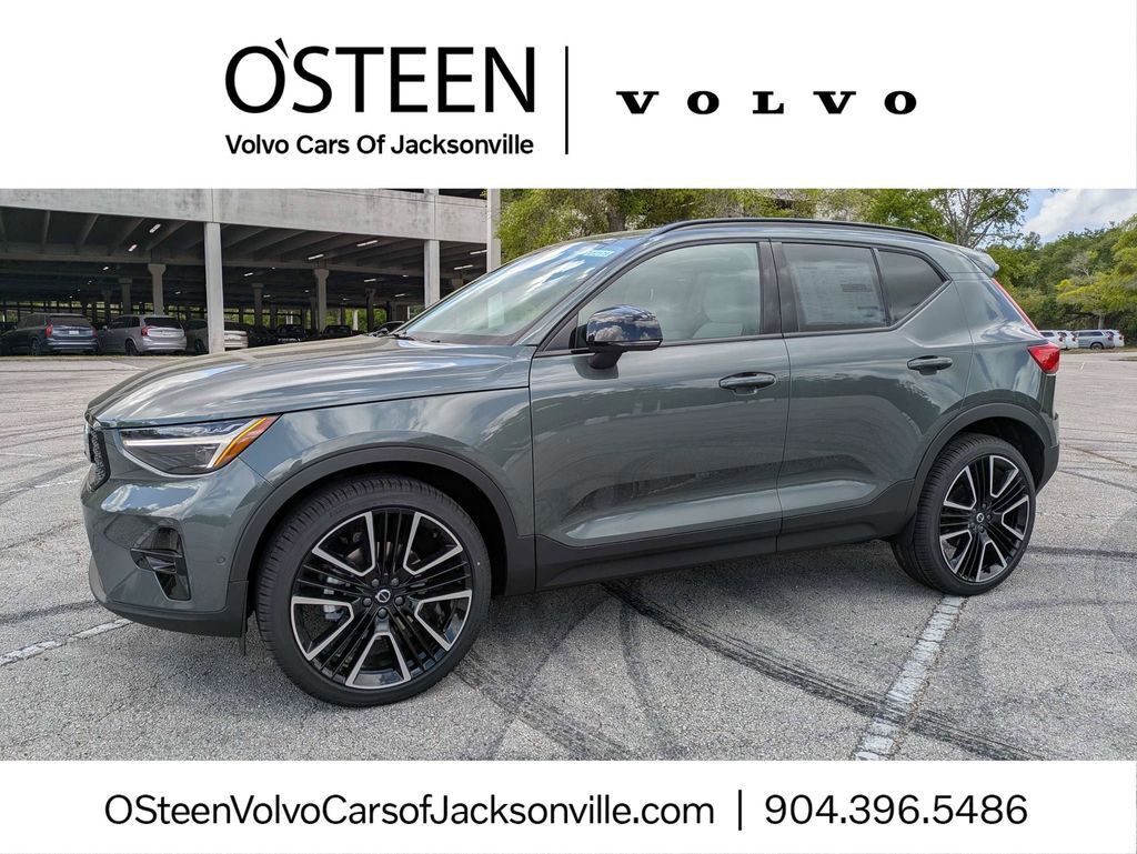 2026 VOLVO XC40