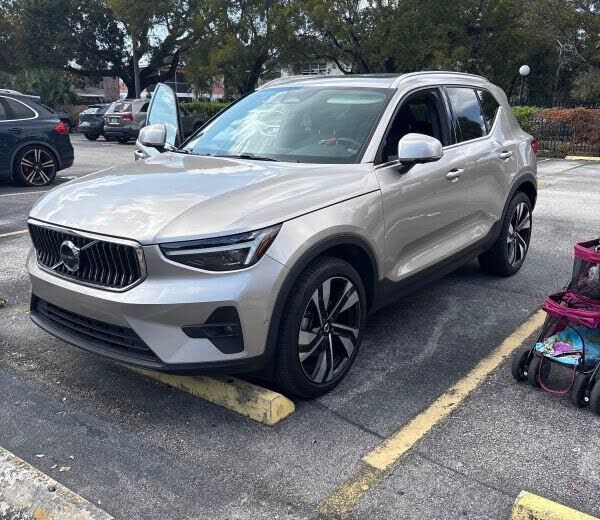 2024 VOLVO XC40