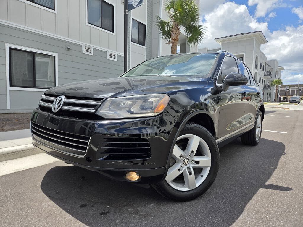 2011 VOLKSWAGEN Touareg