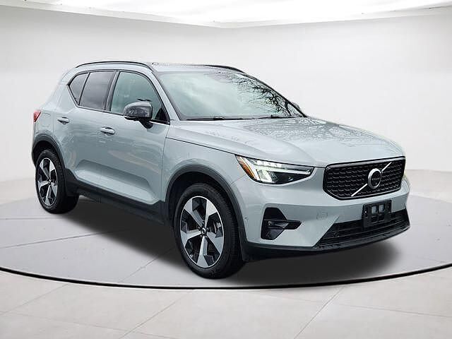 2025 VOLVO XC40