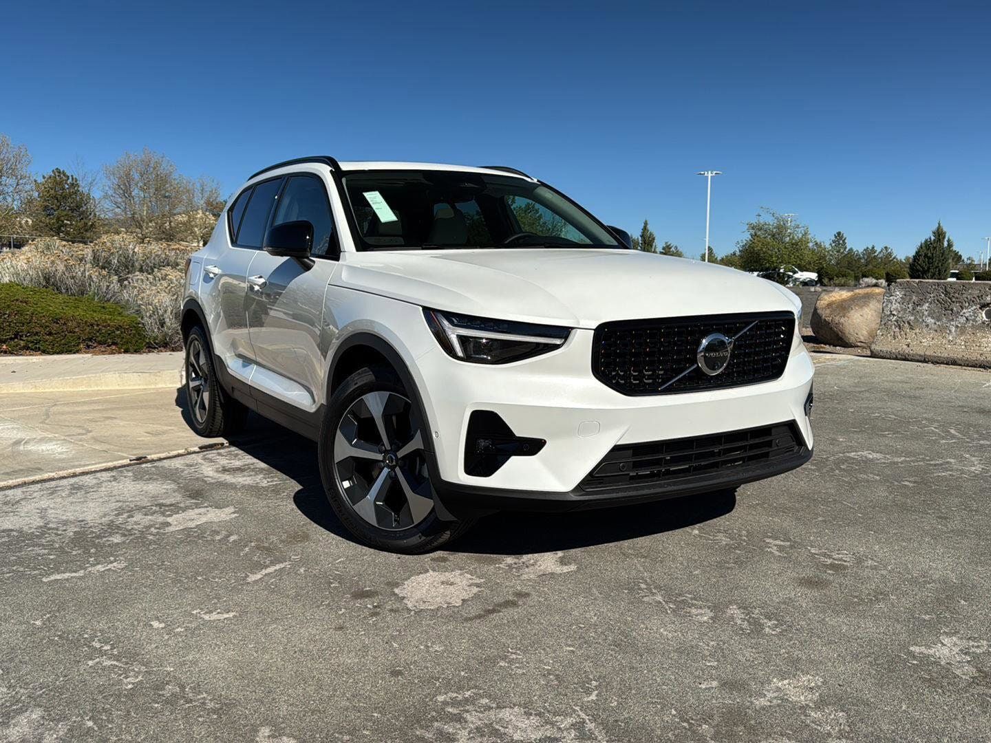 2026 VOLVO XC40