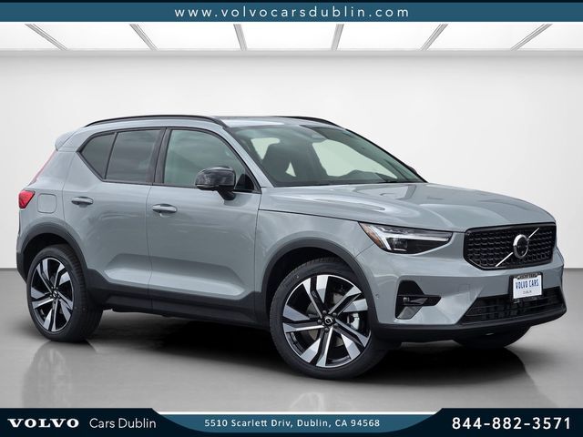 2026 VOLVO XC40