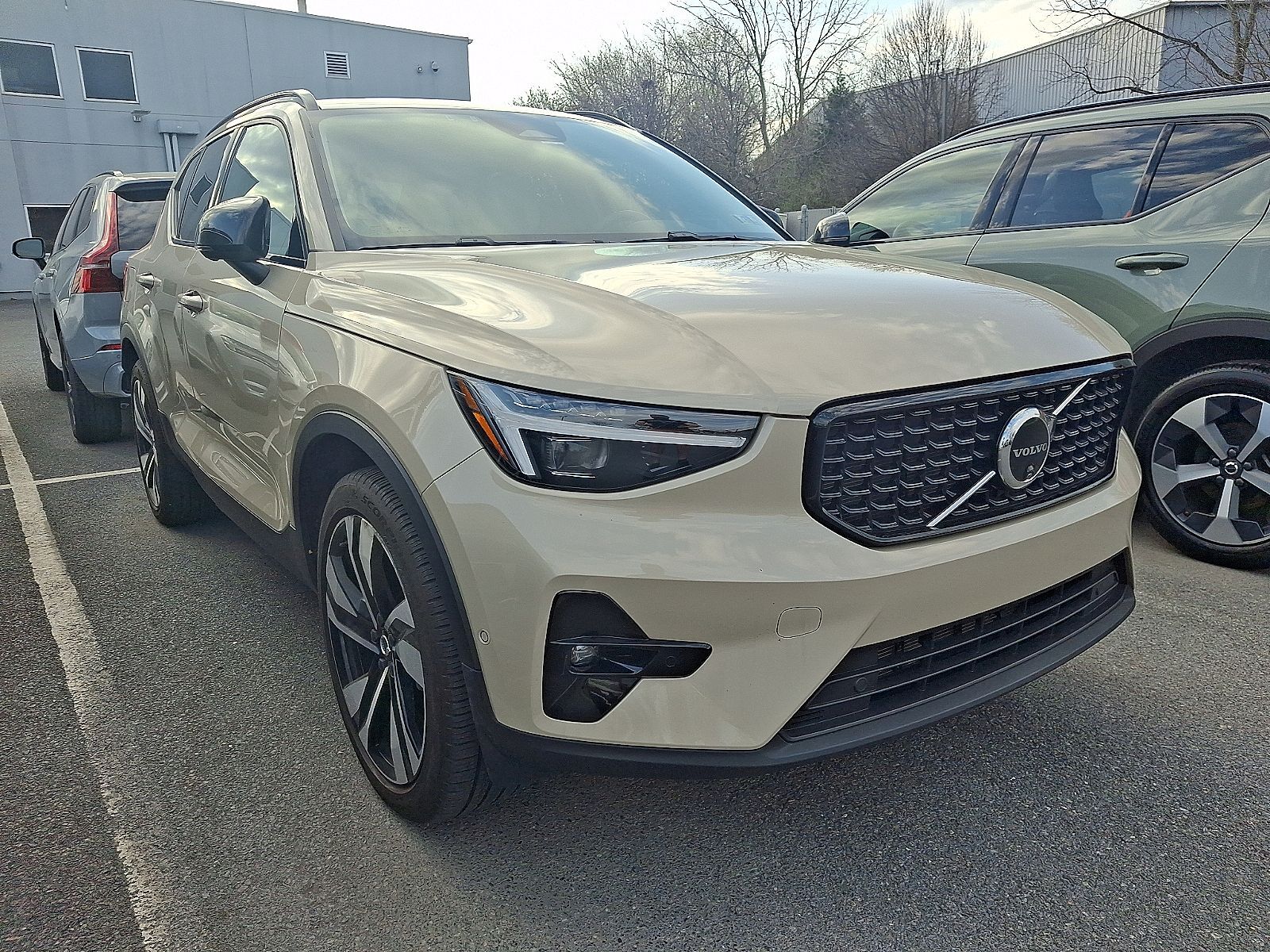 2025 VOLVO XC40
