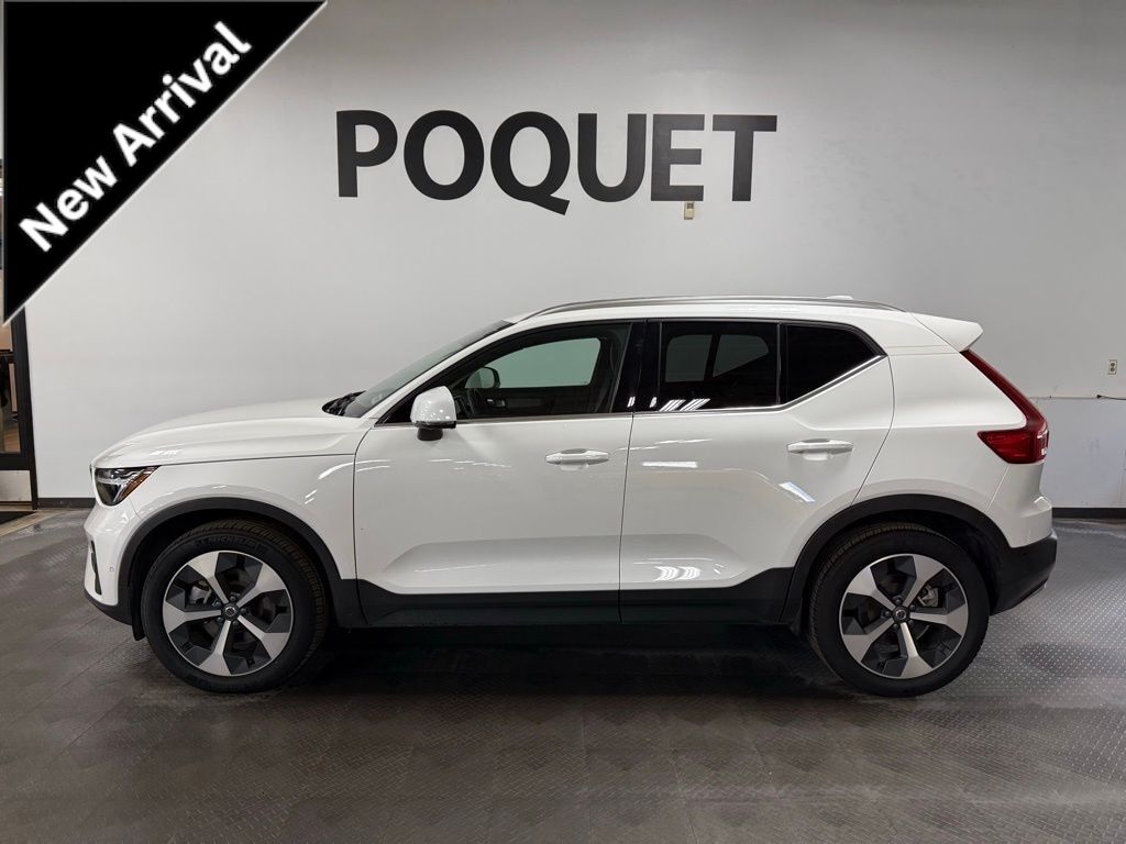 2025 VOLVO XC40