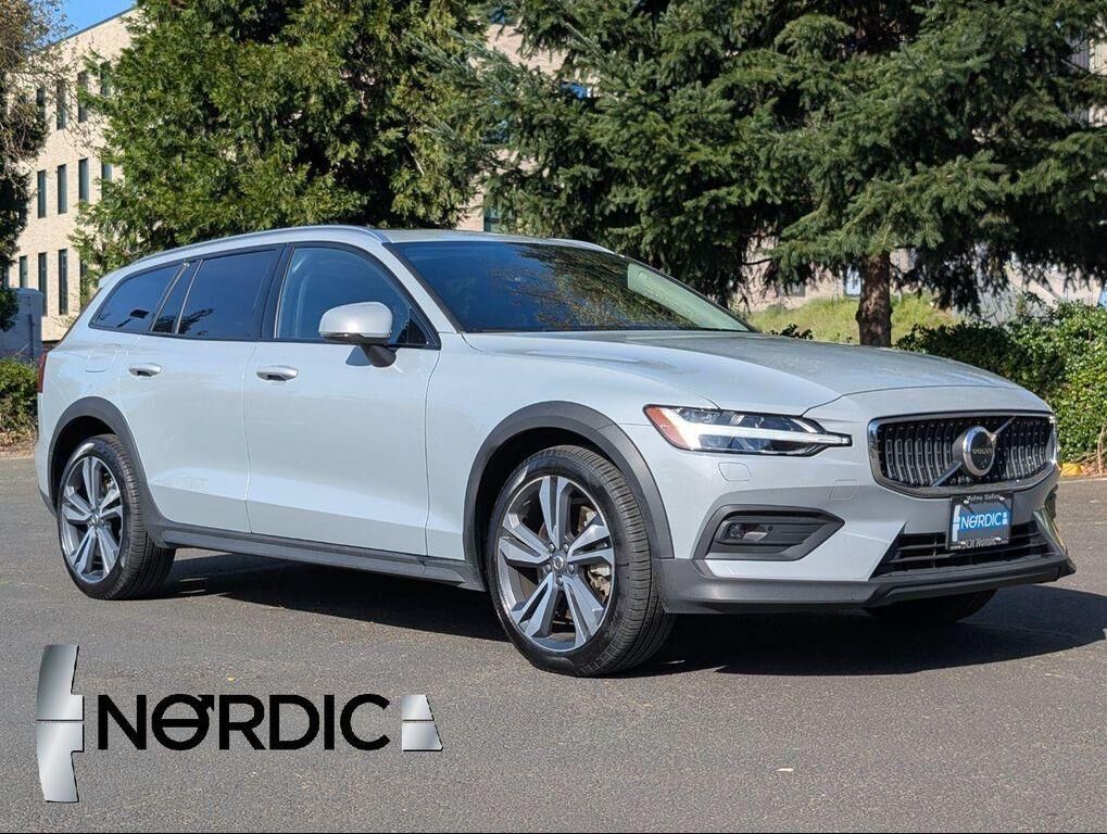 2025 VOLVO V60CC