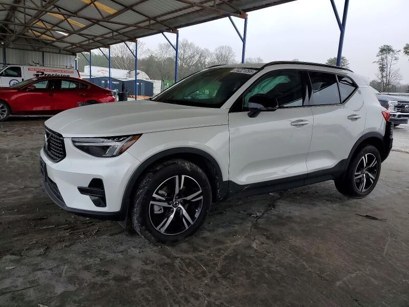 2024 VOLVO XC40