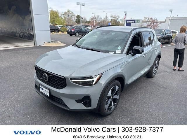 2026 VOLVO XC40