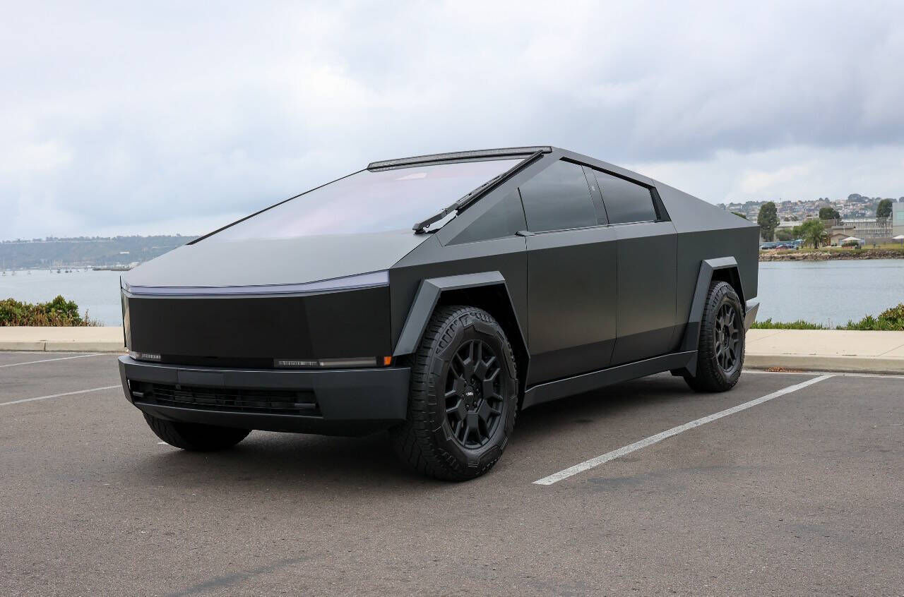 2024 TESLA Cybertruck