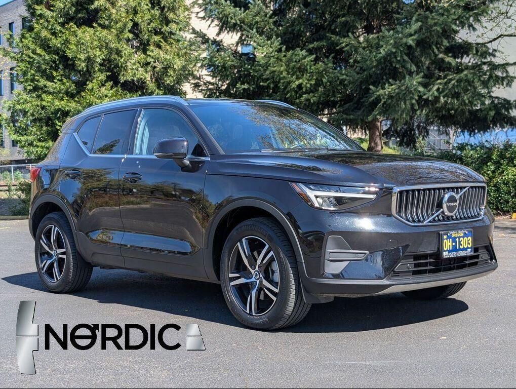 2025 VOLVO XC40