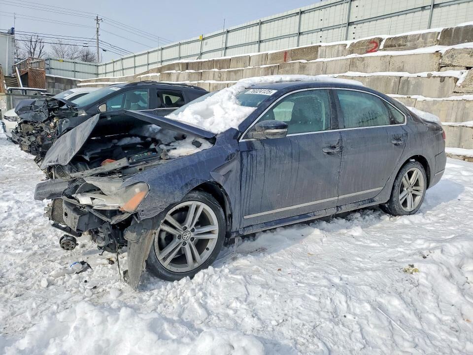 2013 VOLKSWAGEN Passat