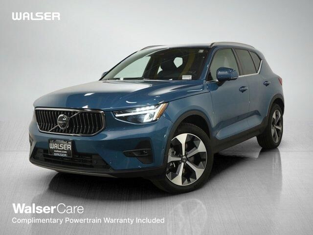2025 VOLVO XC40