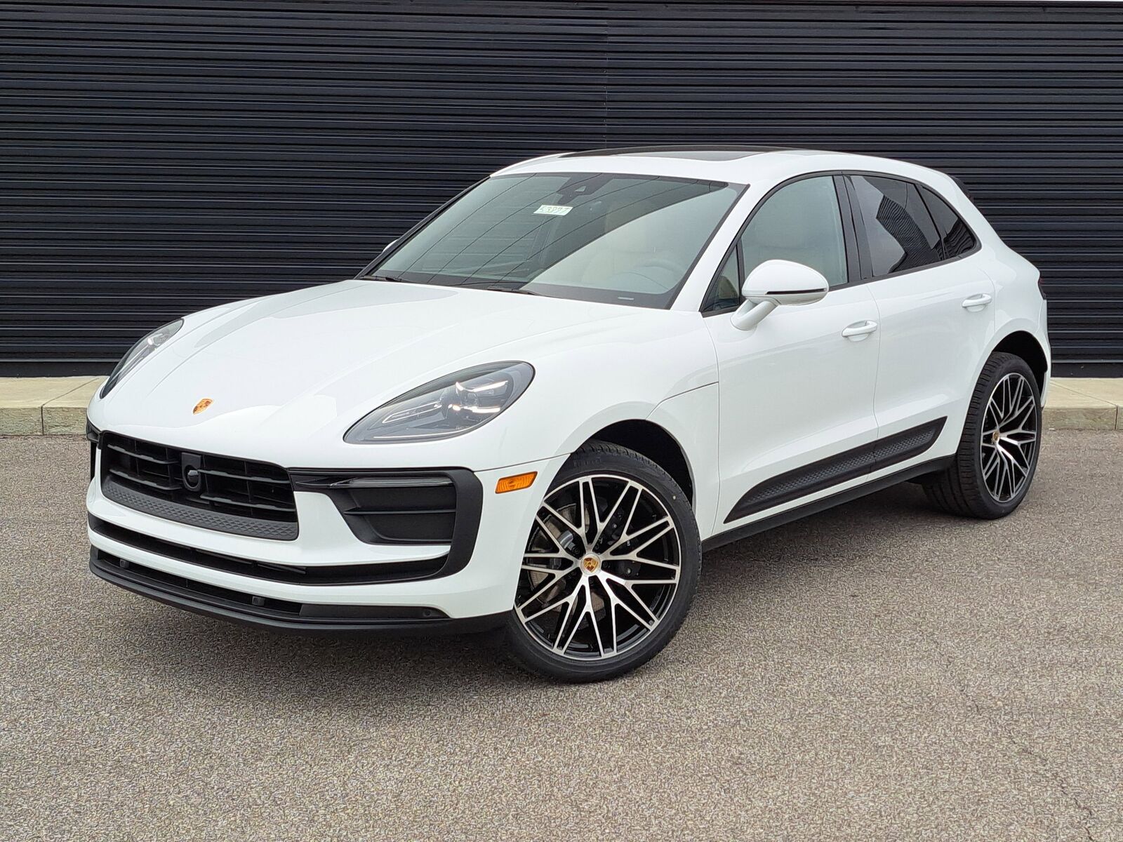 2026 PORSCHE Macan