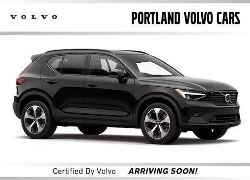 2025 VOLVO XC40