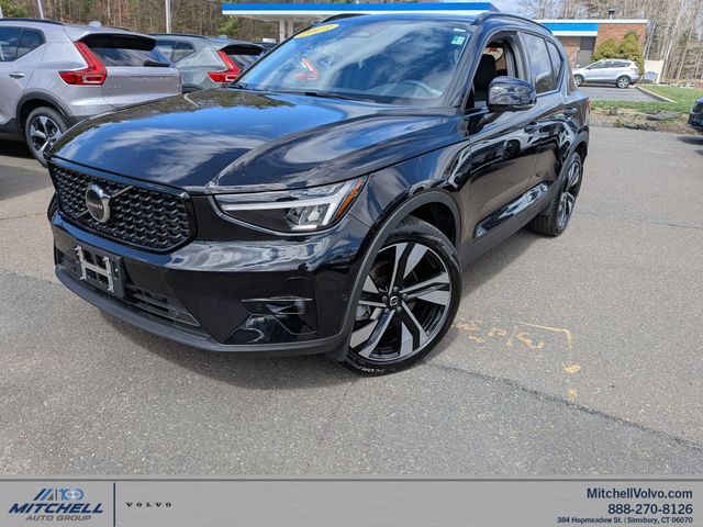 2023 VOLVO XC40