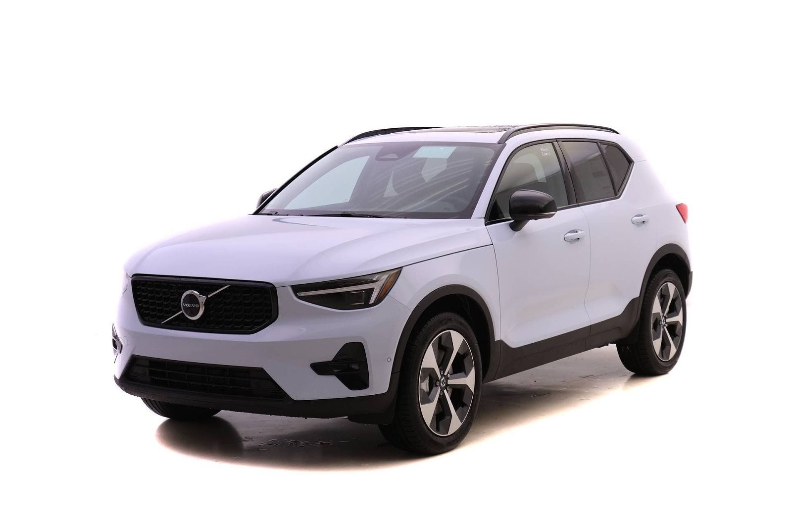2026 VOLVO XC40