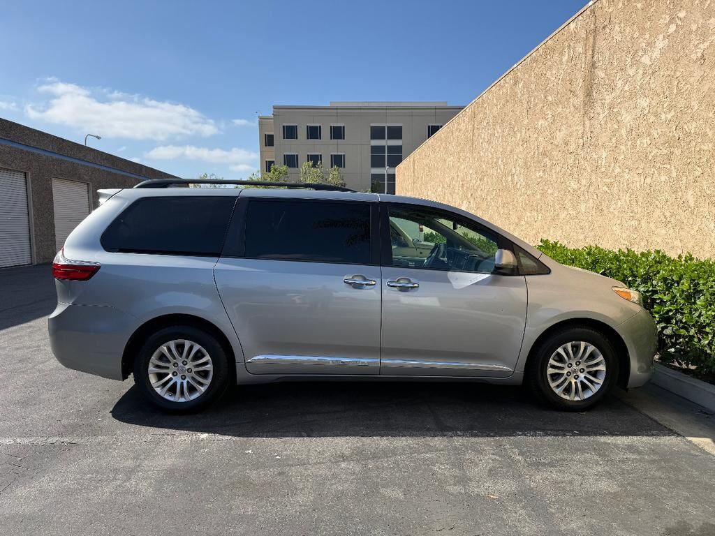 2017 TOYOTA Sienna